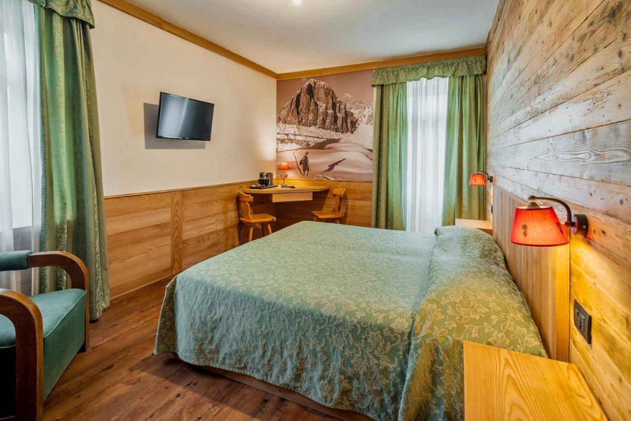 Hotel Corona Cortina dʼAmpezzo Exterior foto