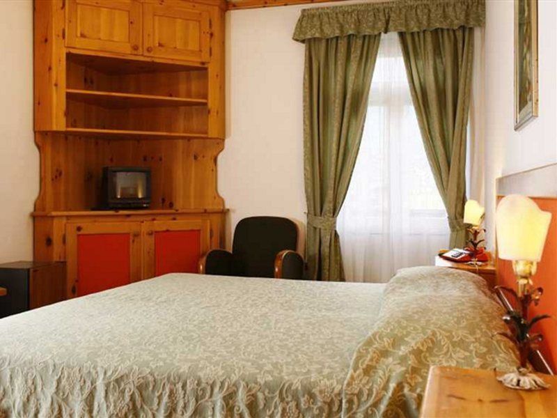 Hotel Corona Cortina dʼAmpezzo Exterior foto
