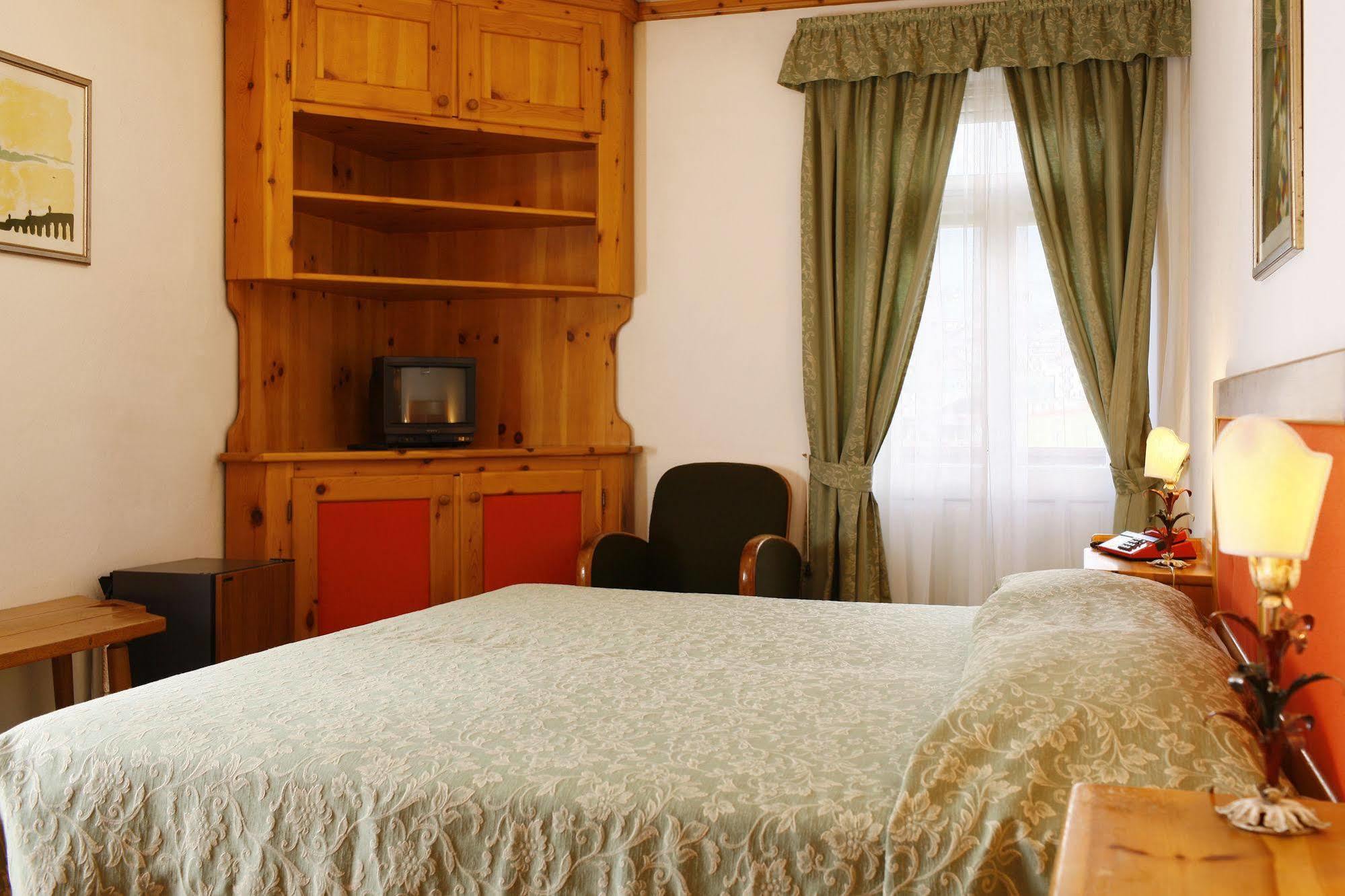 Hotel Corona Cortina dʼAmpezzo Exterior foto