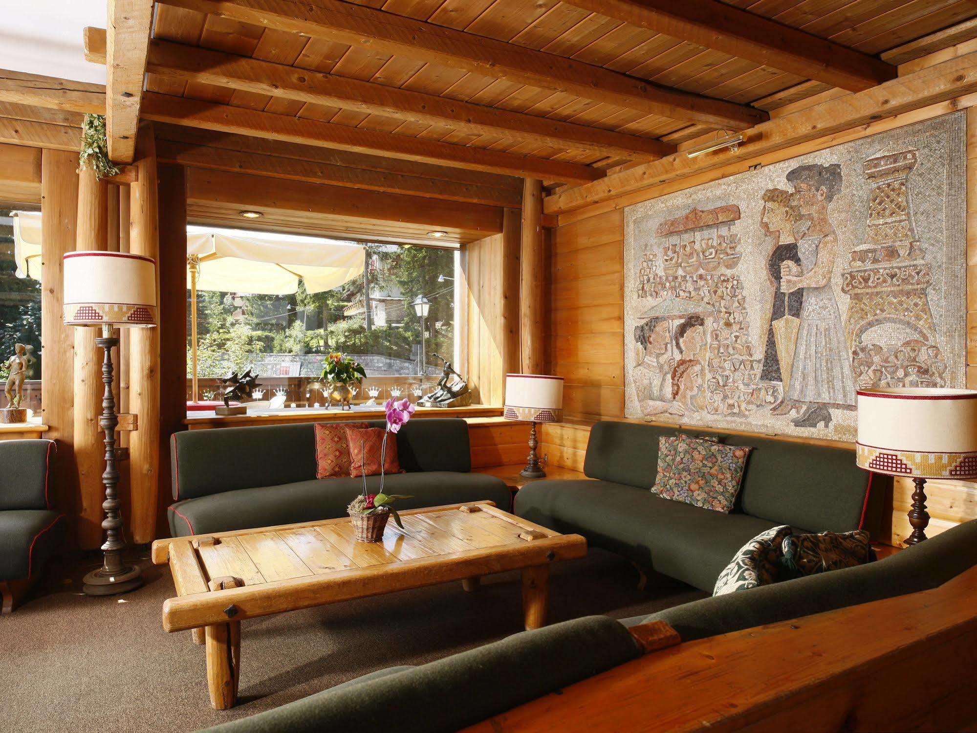 Hotel Corona Cortina dʼAmpezzo Exterior foto