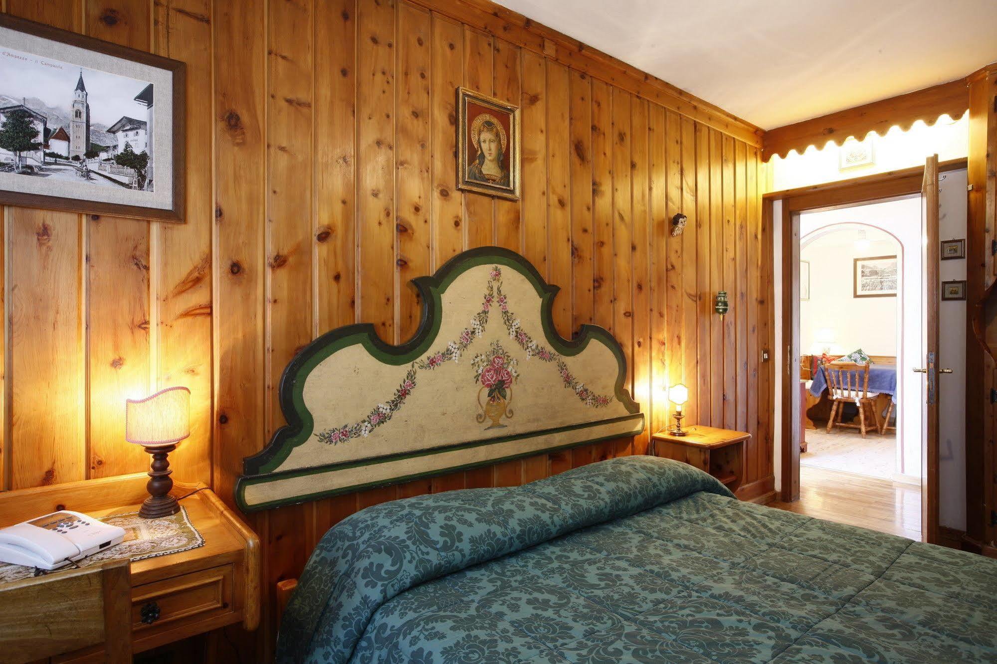 Hotel Corona Cortina dʼAmpezzo Exterior foto